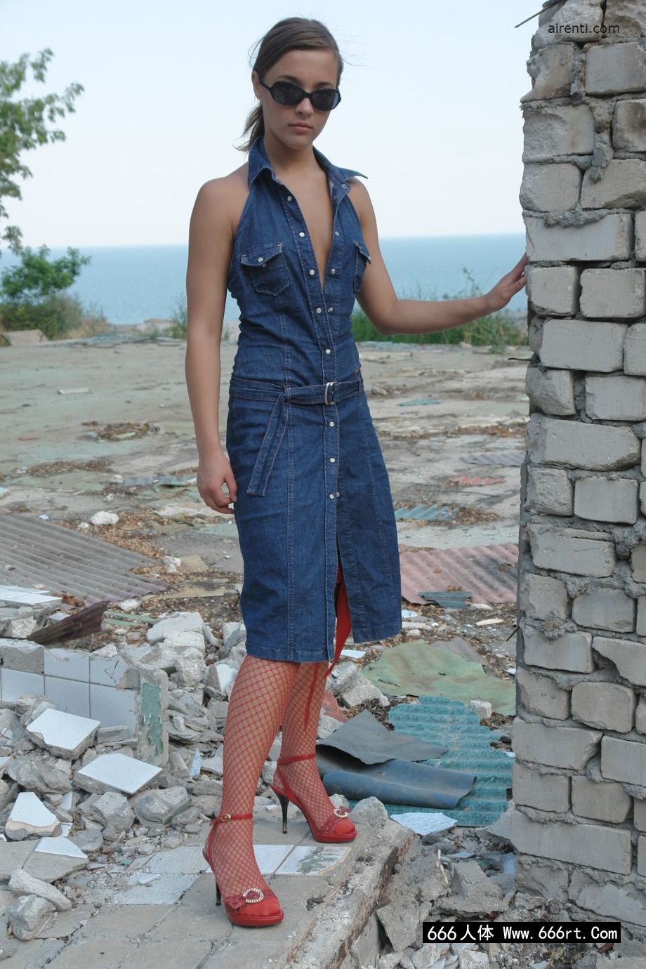 欧洲美模玛吉身穿渔网装外拍人体艺术